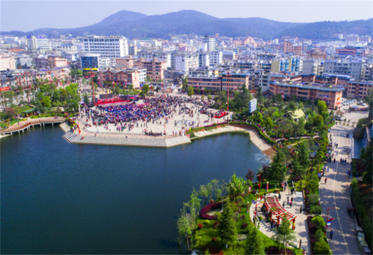 熱鬧的查姆湖廣場(chǎng).jpg