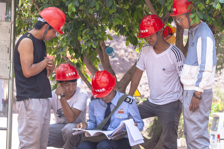 2深入企業(yè)宣傳政策、聽(tīng)取意見(jiàn)建議.jpg 2深入企業(yè)宣傳政策、聽(tīng)取意見(jiàn)建議.jpg